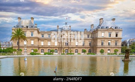 Paris, le Senat et le jardin du Luxembourg, dans le 6E arrondissement, avec les bateaux sur le bassin du jardin Banque D'Images