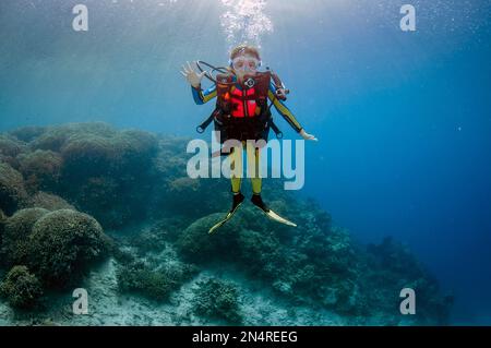 Jeune fille de 9 ans agitant sous l'eau, site de plongée post 1, île de Menjangan, Buleeng, Bali, Indonésie Banque D'Images