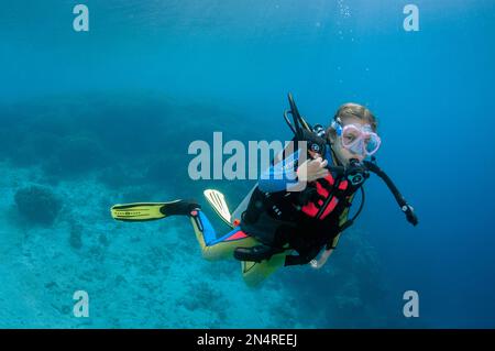 Fille de 9 ans plongée, après 1 site de plongée, île de Menjangan, Bueleng, Bali, Indonésie Banque D'Images