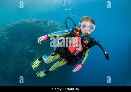 Fille de 9 ans plongée, après 2 site de plongée, île de Menjangan, Bueleng, Bali, Indonésie Banque D'Images