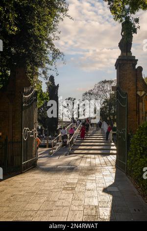 Vue à contre-jour de la porte d'entrée des jardins Papadopoli dans la sestière de Santa Croce avec le pont Ponte di Papadopoli, Venise, Vénétie, Ital Banque D'Images