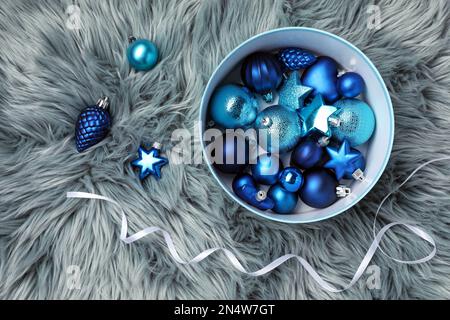 Superbes boules de Noël et boîte en fausse fourrure grise, pose plate Banque D'Images