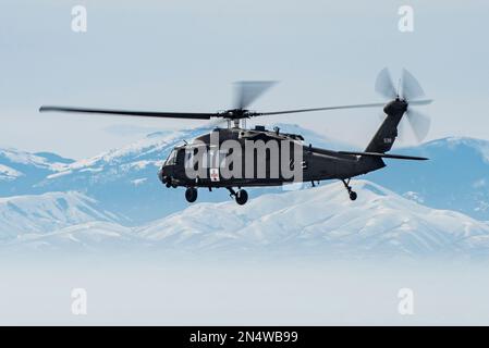Les soldats et les aviateurs de la Garde nationale de l'Idaho, ainsi que leurs homologues actifs, ont joint leurs forces à une seule équipe et à une mentalité de combat pour un entraînement conjoint lors d'un exercice de victimes de masse le 4 février 2023, près de Gowen Field, Boise, Idaho. Le personnel médical du groupe médical 124th de Gowen Field et le personnel médical en service actif du groupe médical 366th de la base aérienne de Mountain Home se sont associés à plusieurs événements de victimes de masse, Ce qui comprenait également l’utilisation de soldats médevac et d’hélicoptères UH-60 Black Hawk de la Garde nationale de l’Armée de l’Idaho, 1st du 168th Aviation Regiment, pour participer à la TH Banque D'Images