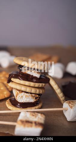 guimauves, chocolat et biscuits pour faire des smore sur fond marron. vue de dessus. copier l'espace Banque D'Images