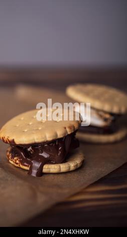 guimauves, chocolat et biscuits pour faire des smore sur fond marron. vue de dessus. copier l'espace Banque D'Images