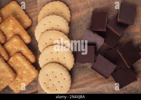 guimauves, chocolat et biscuits pour faire des smore sur fond marron. vue de dessus. copier l'espace Banque D'Images