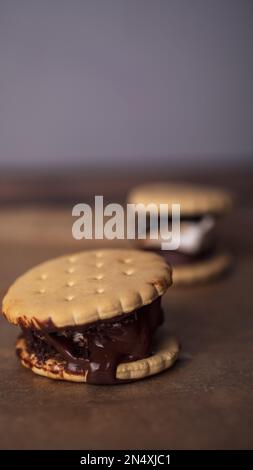 guimauves, chocolat et biscuits pour faire des smore sur fond marron. vue de dessus. copier l'espace Banque D'Images