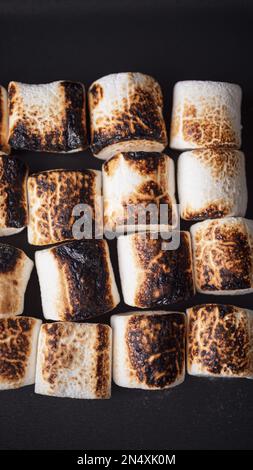 guimauves, chocolat et biscuits pour faire des smore sur fond marron. vue de dessus. copier l'espace Banque D'Images