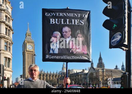 Londres, Royaume-Uni. Un manifestant se trouve en face du Parlement et tient un écriteau appelant à des élections générales pour un gouvernement secoué par de multiples scandales. Banque D'Images