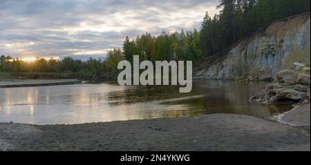 La rive d'une petite rivière Kempendyay dans le nord de Yakutia à partir des falaises et plages de sable et d'argile et formes érosionnelles de relena sous les falaises Banque D'Images