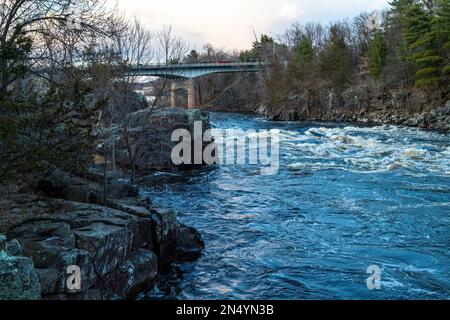 St. Rivière Croix avec des rapides blancs le soir avec les rochers du parc national Interstate sur le rivage et les chutes Taylors, pont de la rivière Minn. Banque D'Images