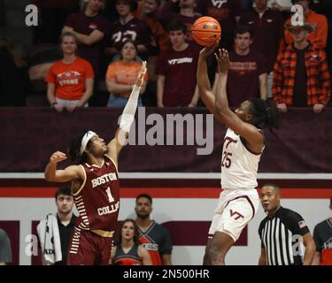 8 février 2023: Virginia Tech Hokies avant Justyn Mutts (25) tire un cavalier contesté par le Boston College Eagles avant T.J. Bickerstaff (1) pendant le match NCAA Basketball entre les Boston College Eagles et les Virginia Tech Hokies au Cassell Coliseum de Blacksburg, Virginie. Greg Atkins/CSM Banque D'Images
