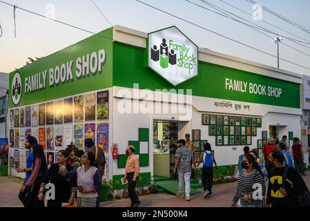 Les gens amoureux du livre se sont réunis à l'International Kolkata Book Fair, l'une des plus grandes expositions du livre au monde organisées par les éditeurs et les libraires à B Banque D'Images