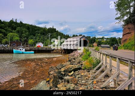 La rivière Irish # 1 couvrait le pont au-dessus du ruisseau Vaughan à Saint Martins Nouveau-Brunswick Canada avec le deuxième pont couvert en arrière-plan. Banque D'Images