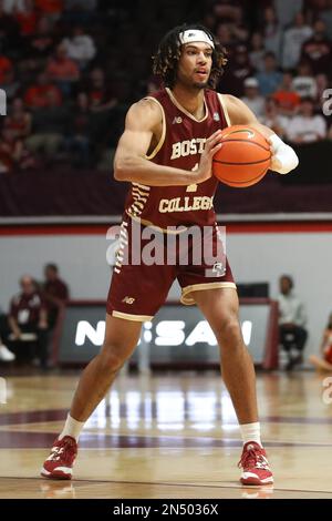 8 février 2023 : Boston College Eagles forward T.J. Bickerstaff (1) passe la balle sur le périmètre pendant le match de basket-ball NCAA entre les Boston College Eagles et les Virginia Tech Hokies au Cassell Coliseum de Blacksburg, Virginie. Greg Atkins/CSM Banque D'Images