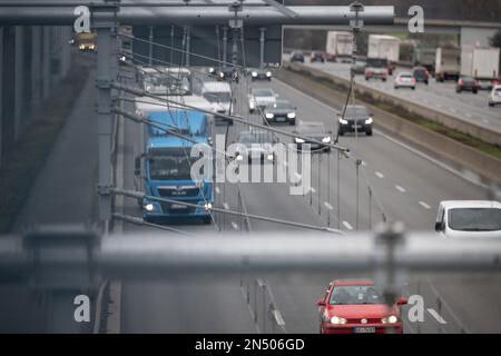 PRODUCTION - 01 février 2023, Hesse, Weiterstadt : les camions et les voitures circulent sur le A5 sous les pylônes de l'autoroute E. Près de quatre ans après l'ouverture de la première autoroute électrique allemande pour les camions hybrides sur le A5 à Hesse, la responsable Autobahn GmbH a tiré un bilan intermédiaire positif. (À dpa 'solde provisoire positif pour l'autoroute E à Hesse') photo: Sebastian Gollnow/dpa Banque D'Images