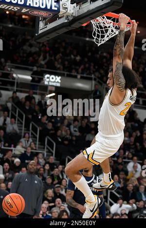 Pavillon Amica Mutual. 8th févr. 2023. Rhode Island, États-Unis; Providence Friars Guard Devin carter (22) pend du panier après avoir dunking contre les Hoyas de Georgetown pendant la première moitié au Pavillon Amica Mutual. Crédit obligatoire: Eric Canha-USA TODAY Sports. Crédit : csm/Alay Live News Banque D'Images
