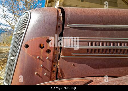 Aérations de capot sur le côté d'une voiture ancienne rouillée reposant dans le désert, Nevada, Etats-Unis Banque D'Images