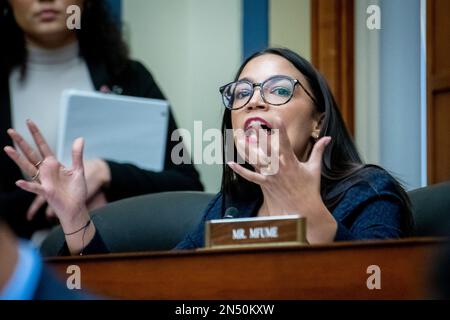 La représentante des États-Unis Alexandria Ocasio-Cortez (démocrate de New York) interroge les témoins au cours d'une audience de la Commission de surveillance et de responsabilité de la Chambre des représentants intitulée « protéger le discours contre l'ingérence du gouvernement et les préjugés des médias sociaux partie 1 : Twitters rôle dans la suppression de l'histoire de Biden Laptop » dans le bâtiment Rayburn House à Washington, DC, mercredi, 8 février 2023. Crédit : Rod Lamkey/CNP/MediaPunch Banque D'Images