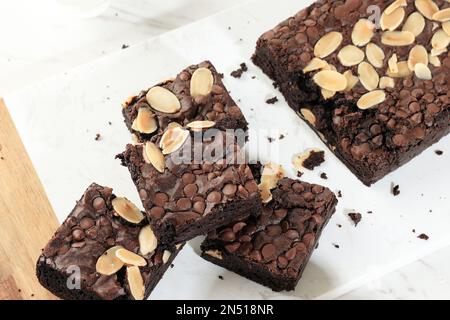 Tranches de brunes avec copeaux de chocolat et amande. Sur la table blanche Banque D'Images