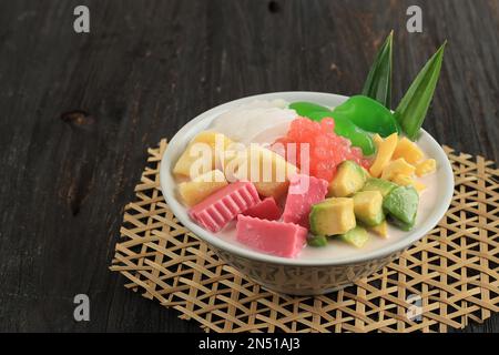 Es Goyobod, glace mélangée à base de lait de noix de coco, de sucre et de garnitures diverses. Goyobod est le riz Pudding. Populaire comme Street Food de bandung et Garut, West Banque D'Images