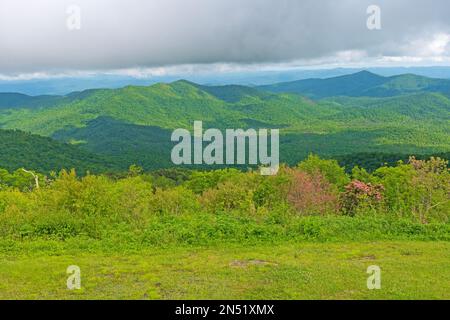 Des pics lointains dans Sun and Shadows sur Blue Ridge Parkway en Caroline du Nord Banque D'Images