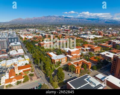 Vue aérienne du campus principal de l'université d'Arizona, incluant University Mall et Old main Building dans la ville de Tucson, Arizona, États-Unis. Banque D'Images