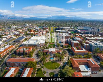 Vue aérienne du campus principal de l'université d'Arizona, incluant University Mall et Old main Building dans la ville de Tucson, Arizona, États-Unis. Banque D'Images