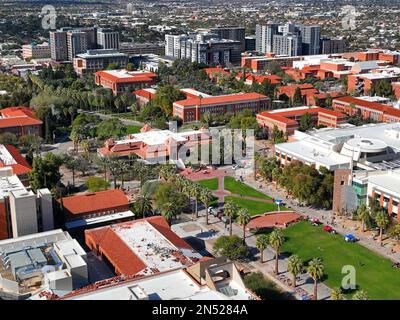 Vue aérienne du campus principal de l'université d'Arizona, incluant University Mall et Old main Building dans la ville de Tucson, Arizona, États-Unis. Banque D'Images