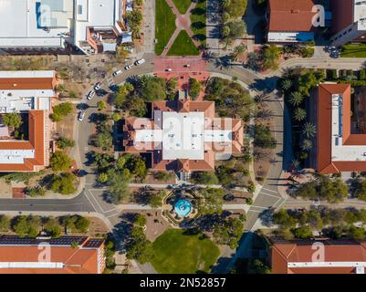 Vue aérienne du campus principal de l'université d'Arizona, incluant University Mall et Old main Building dans la ville de Tucson, Arizona, États-Unis. Banque D'Images