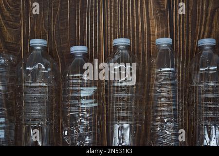 Les bouteilles d'eau en plastique vides recyclent les matériaux de recyclage afin de réduire les déchets de bois Banque D'Images