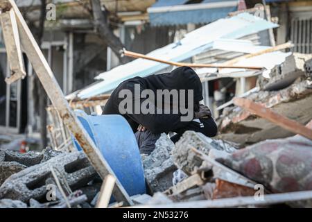 Hatay, Turquie. 08th févr. 2023. Une personne pleure la mort de ses proches. La Turquie a connu le plus grand tremblement de terre de ce siècle dans la région frontalière avec la Syrie. Le tremblement de terre a été mesuré à 7,7 amplitudes. Crédit : SOPA Images Limited/Alamy Live News Banque D'Images