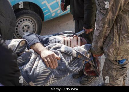 Hatay, Turquie. 08th févr. 2023. Un survivant du tremblement de terre est transporté par des gens. La Turquie a connu le plus grand tremblement de terre de ce siècle dans la région frontalière avec la Syrie. Le tremblement de terre a été mesuré à 7,7 amplitudes. (Photo de Tunahan Turhan/SOPA Images/Sipa USA) crédit: SIPA USA/Alay Live News Banque D'Images