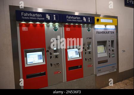 Cologne, Allemagne. 08th févr. 2023. Distributeur de billets de la Deutsche Bahn DB, de la VRS et de la Mittelrheinbahn Credit: Horst Galuschka/dpa/Alay Live News Banque D'Images