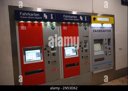 Cologne, Allemagne. 08th févr. 2023. Distributeur de billets de la Deutsche Bahn DB, de la VRS et de la Mittelrheinbahn Credit: Horst Galuschka/dpa/Alay Live News Banque D'Images
