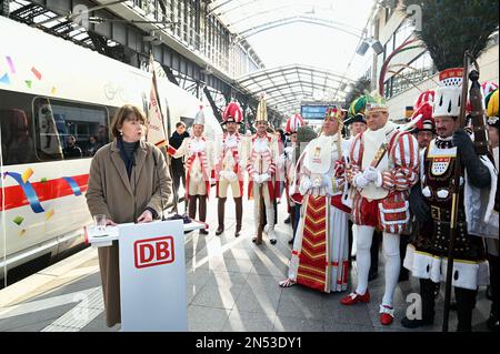 Cologne, Allemagne. 08th févr. 2023. Henriette Reker, Maire de la ville de Cologne au baptême de la première GLACE 3 Neo avec le nom 'Rhénanie' pour coïncider avec 200 ans de Carnaval de Cologne crédit: Horst Galuschka/dpa/Alay Live News Banque D'Images