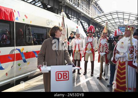 Cologne, Allemagne. 08th févr. 2023. Henriette Reker, Maire de la ville de Cologne au baptême de la première GLACE 3 Neo avec le nom 'Rhénanie' pour coïncider avec 200 ans de Carnaval de Cologne crédit: Horst Galuschka/dpa/Alay Live News Banque D'Images