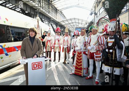 Cologne, Allemagne. 08th févr. 2023. Henriette Reker, Maire de la ville de Cologne au baptême de la première GLACE 3 Neo avec le nom 'Rhénanie' pour coïncider avec 200 ans de Carnaval de Cologne crédit: Horst Galuschka/dpa/Alay Live News Banque D'Images