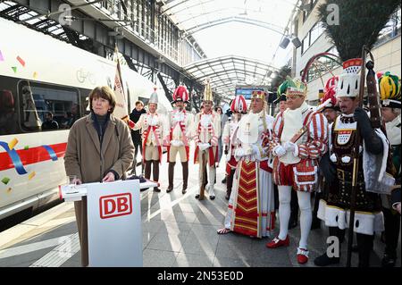 Cologne, Allemagne. 08th févr. 2023. Henriette Reker, Maire de la ville de Cologne au baptême de la première GLACE 3 Neo avec le nom 'Rhénanie' pour coïncider avec 200 ans de Carnaval de Cologne crédit: Horst Galuschka/dpa/Alay Live News Banque D'Images