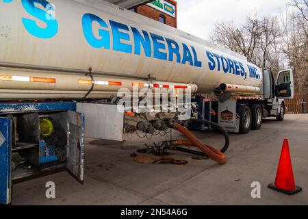 Livraison de gaz au Casey's General Store montrant comment il est pompé dans les réservoirs de gaz souterrains à Taylors Falls, Minnesota, États-Unis. Banque D'Images