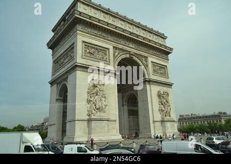 Arc de triomphe tel que photographié à partir d'un bus qui traverse Paris. Banque D'Images