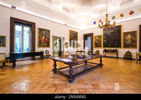 À l'étage de la chapelle qui abrite le célèbre tableau du Caravaggio, une collection éclectique d'œuvres de l'ancien Maître. Au Pio Monte della Misericordia Banque D'Images