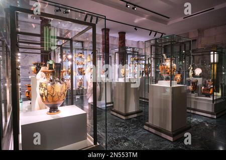 Une grande sélection de vases en terre cuite au feu noir et orange provenant de la Grèce antique. À l'ancien bâtiment Banco di Napoli, maintenant le musée d'art, Galler Banque D'Images