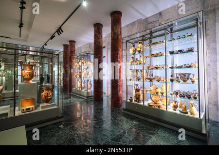 Une grande sélection de vases en terre cuite au feu noir et orange provenant de la Grèce antique. À l'ancien bâtiment Banco di Napoli, maintenant le musée d'art, Galler Banque D'Images