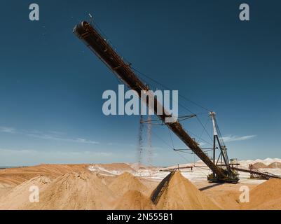 Épandeur et gerbeur à courroie pour le transport du sable et du gravier Banque D'Images