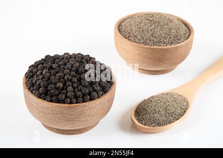 Poivre noir moulu avec grains de poivre noir sur fond blanc Banque D'Images