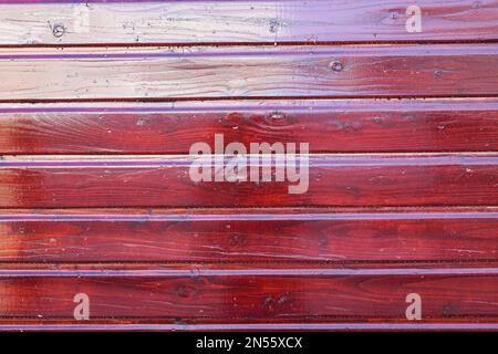 façade murale horizontale en bois rouge en planches arrière-plan vertical bordeaux Banque D'Images