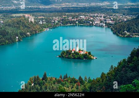 Un tir de drone de l'Assomption de l'église de Marie sur l'île du lac Bled en Slovénie Banque D'Images