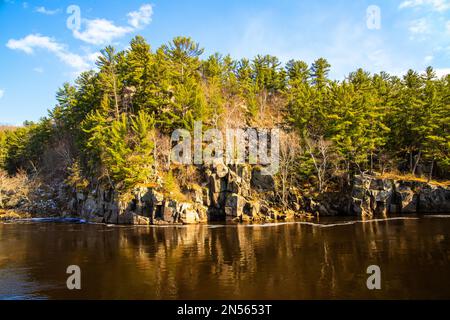 Les belles Dales de la rue Rivière Croix et parc régional Interstate avec falaises sauvages et pins à Taylors Falls, Minn. Et St. Croix Falls, Wisconsin. Banque D'Images