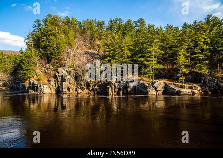 Les belles Dales de la rue Rivière Croix et parc régional Interstate avec falaises sauvages et pins à Taylors Falls, Minn. Et St. Croix Falls, Wisconsin. Banque D'Images